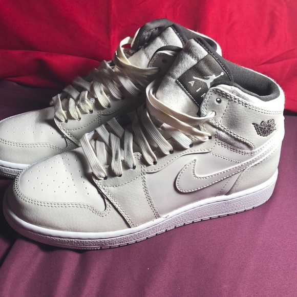 White Gum(not my wording🤗) 6.5 Youth Jordan’s. - Picture 3 of 4